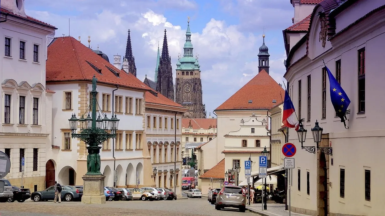 Ein Platz an der Burg, dahinter die Türme des Doms