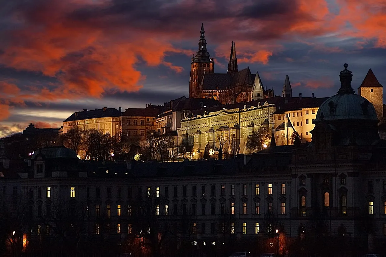 Burg und Dom in der Abenddämmerung beleuchtet