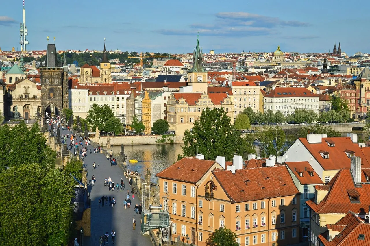 Die Karlsbrücke und die Kleinseite vom Altstädter Brückenturm aus gesehen