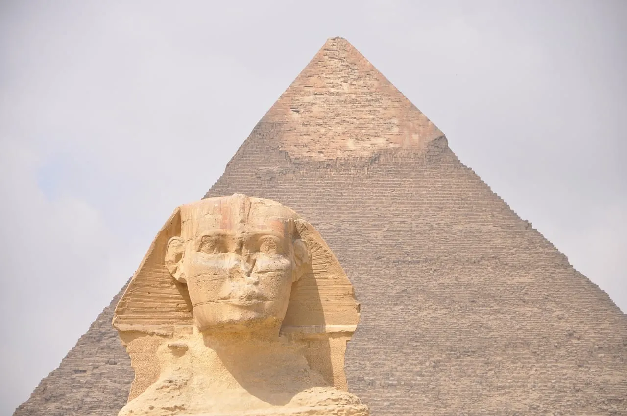 Die Große Sphinx vor einer Pyramide
