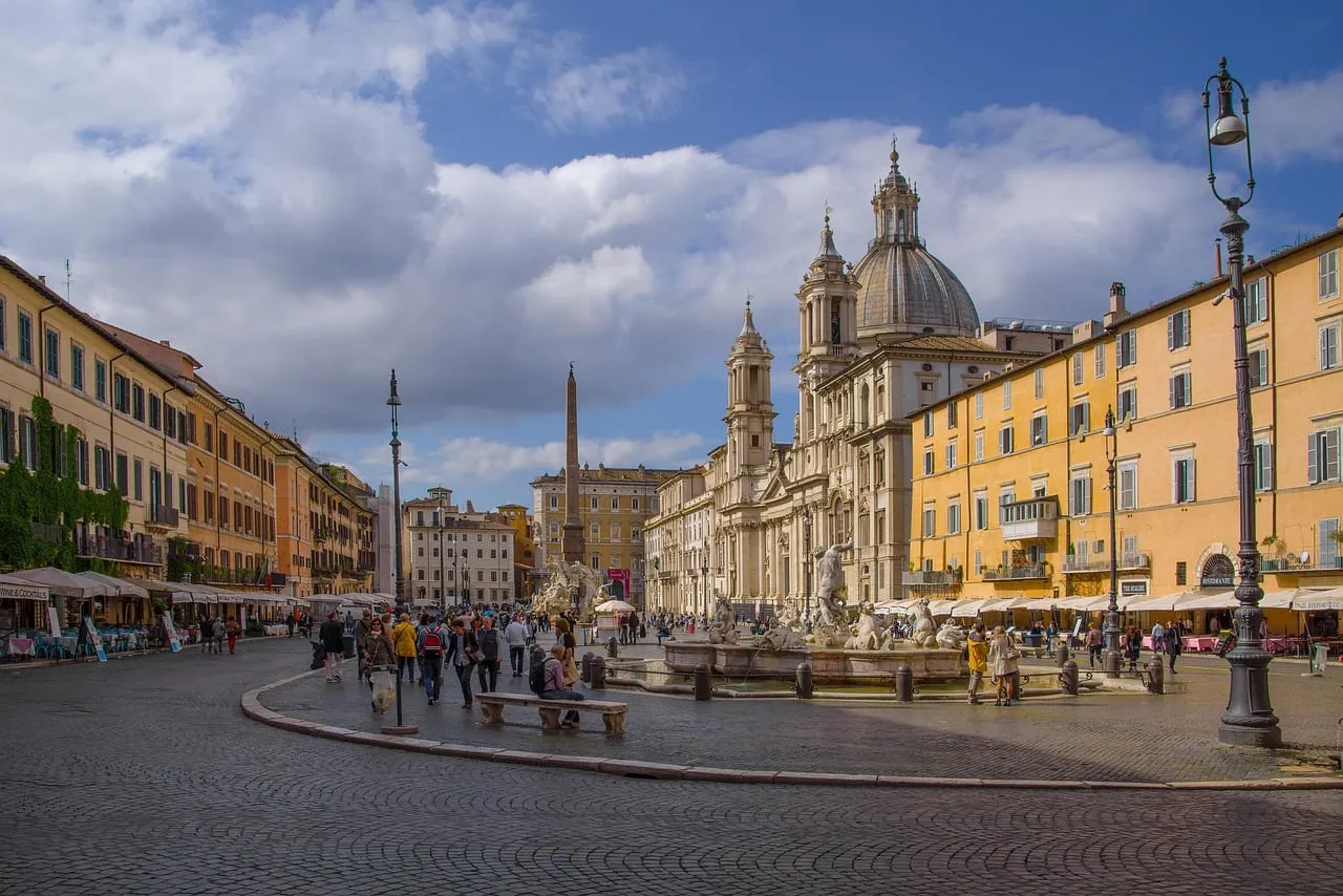 Die Piazza Navona mit Brunnen, Obelisk und der Kirche Sant’Agnese