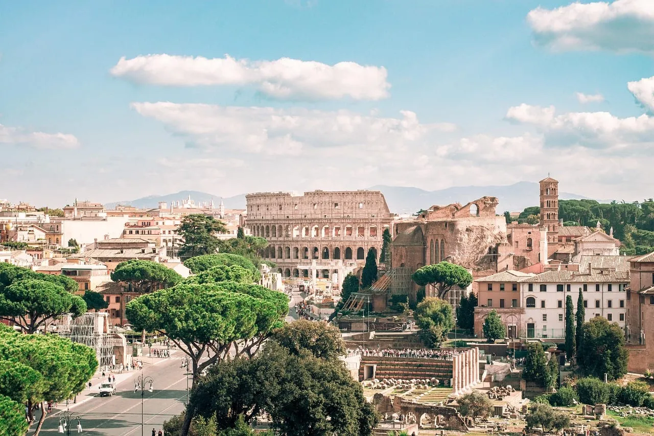 Das Kolosseum und das Forum Romanum, über Pinien hinweg gesehen
