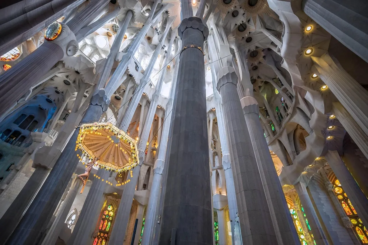 Verzweigte Säulen im Inneren der Sagrada Família