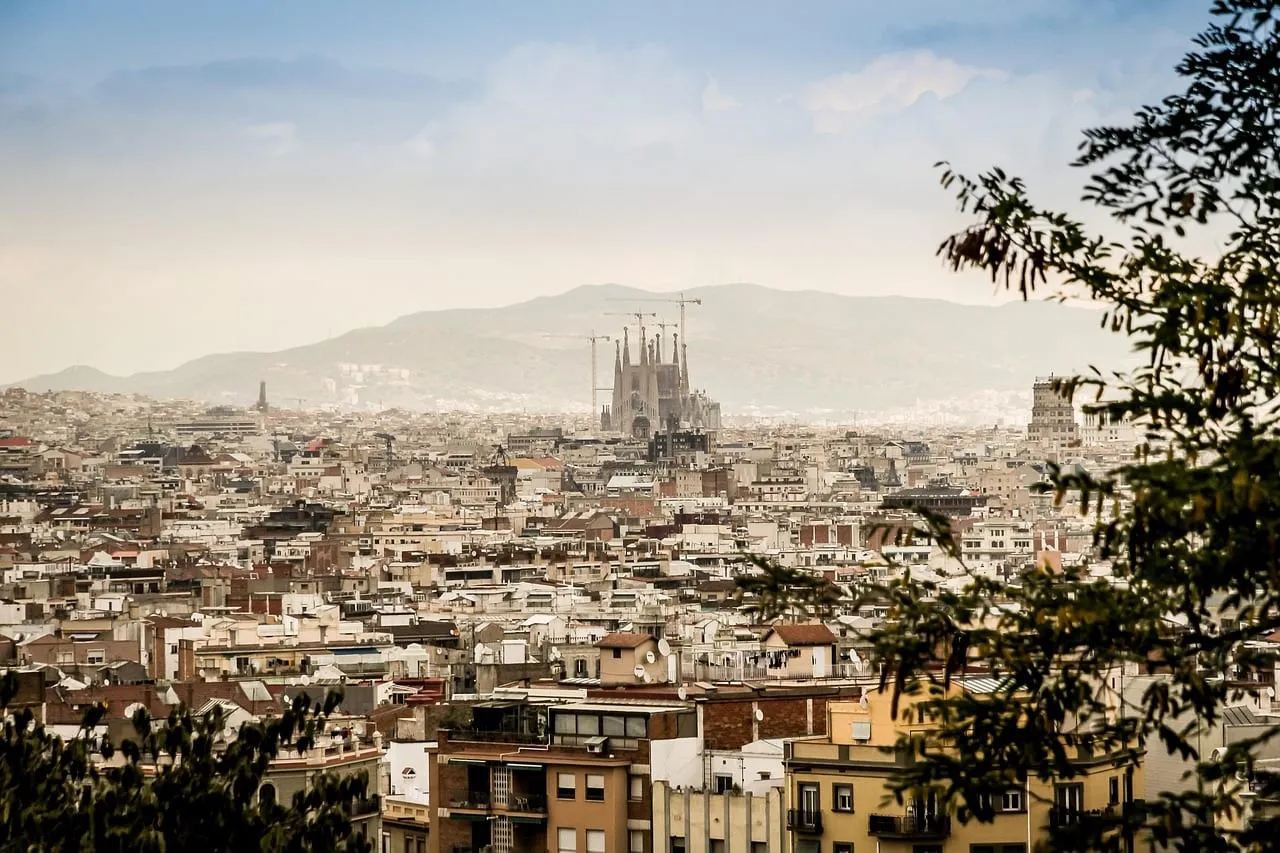 Barcelonas Dächer, über denen die Sagrada Família aufragt