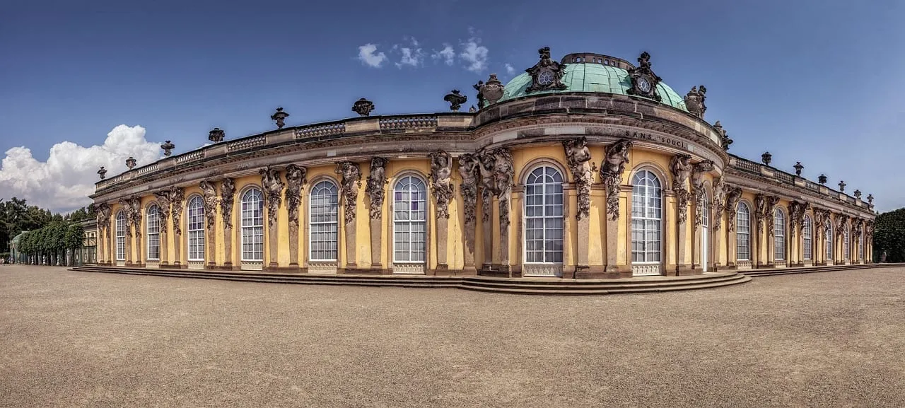 Die gelbe Gartenfront von Schloss Sanssouci