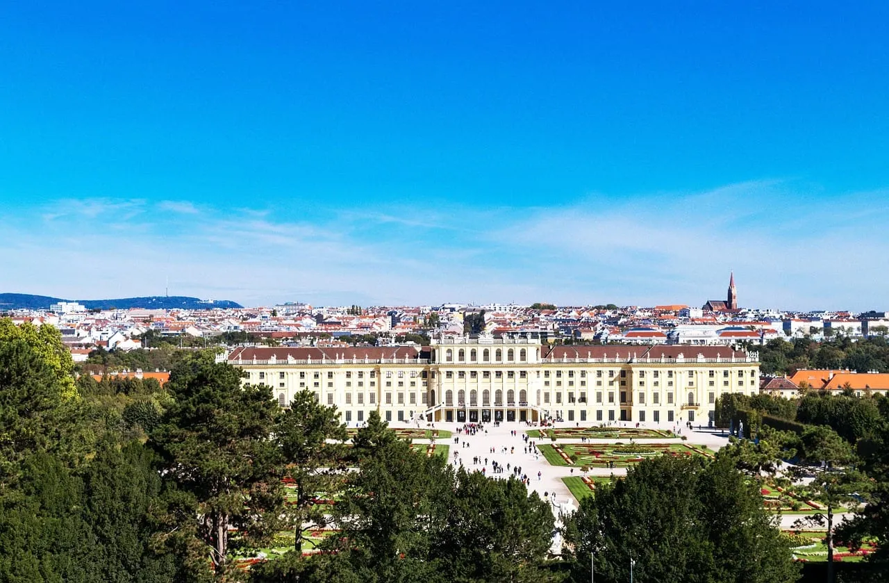 Das Schloss und Wien, vom Hügel aus gesehen