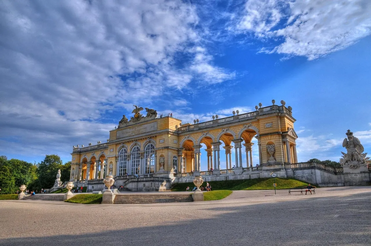 Die Gloriette am oberen Ende der Gärten