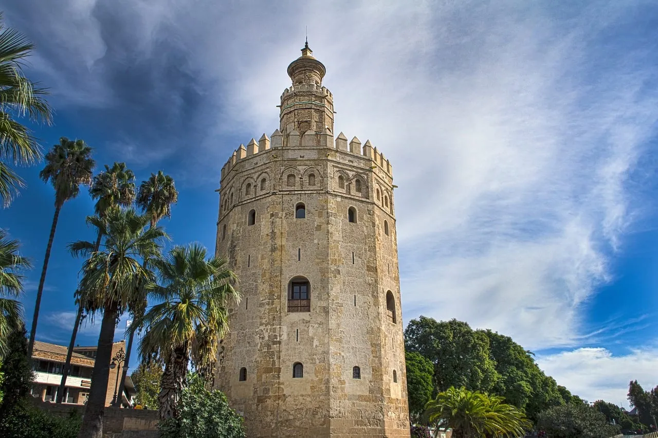 Der Torre del Oro am Guadalquivir, umrahmt von Palmen