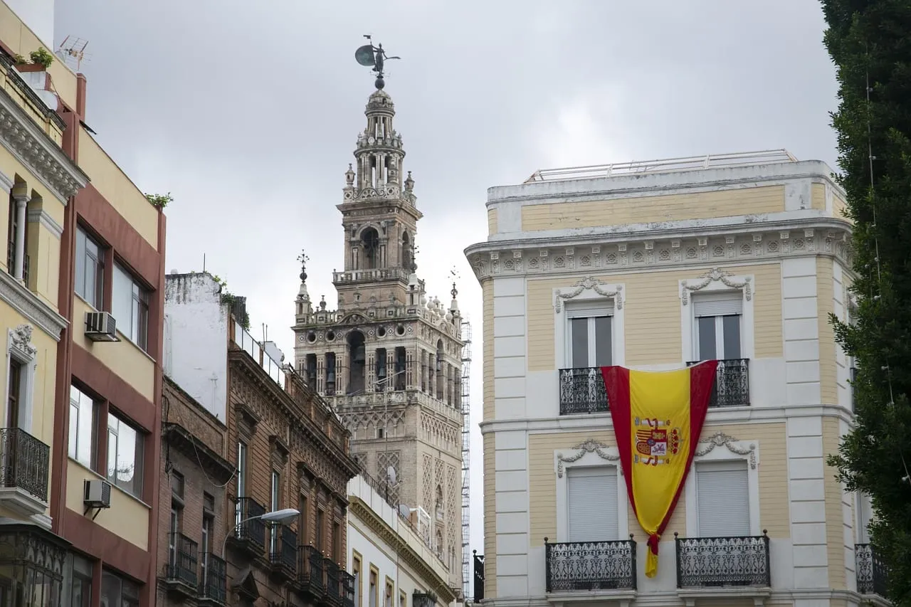 Die Giralda über einer Straße der Altstadt
