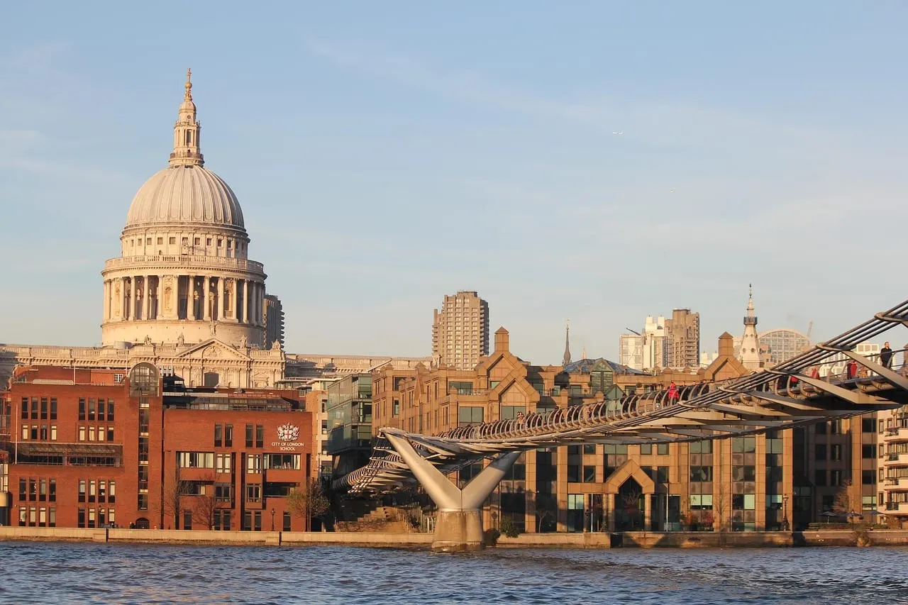 Die Kuppel von St Paul’s hinter der Millennium Bridge