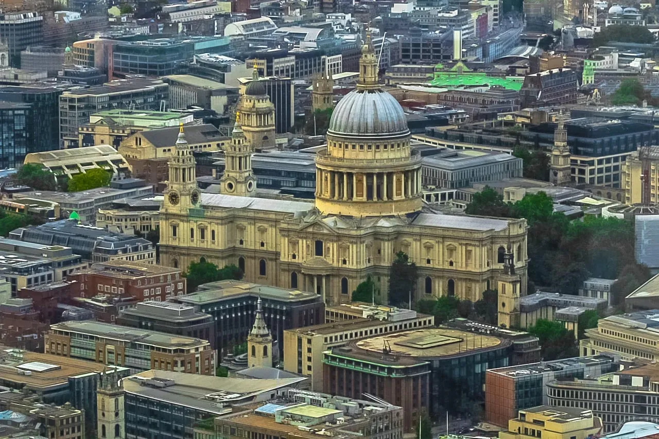 St Paul’s Cathedral von oben, zwischen Gebäuden der City of London
