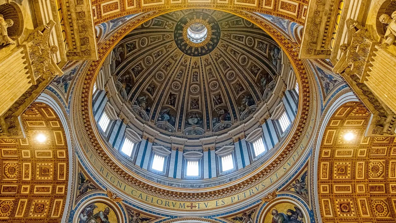 Blick vom Boden der Basilika hinauf in die vergoldete Kuppel