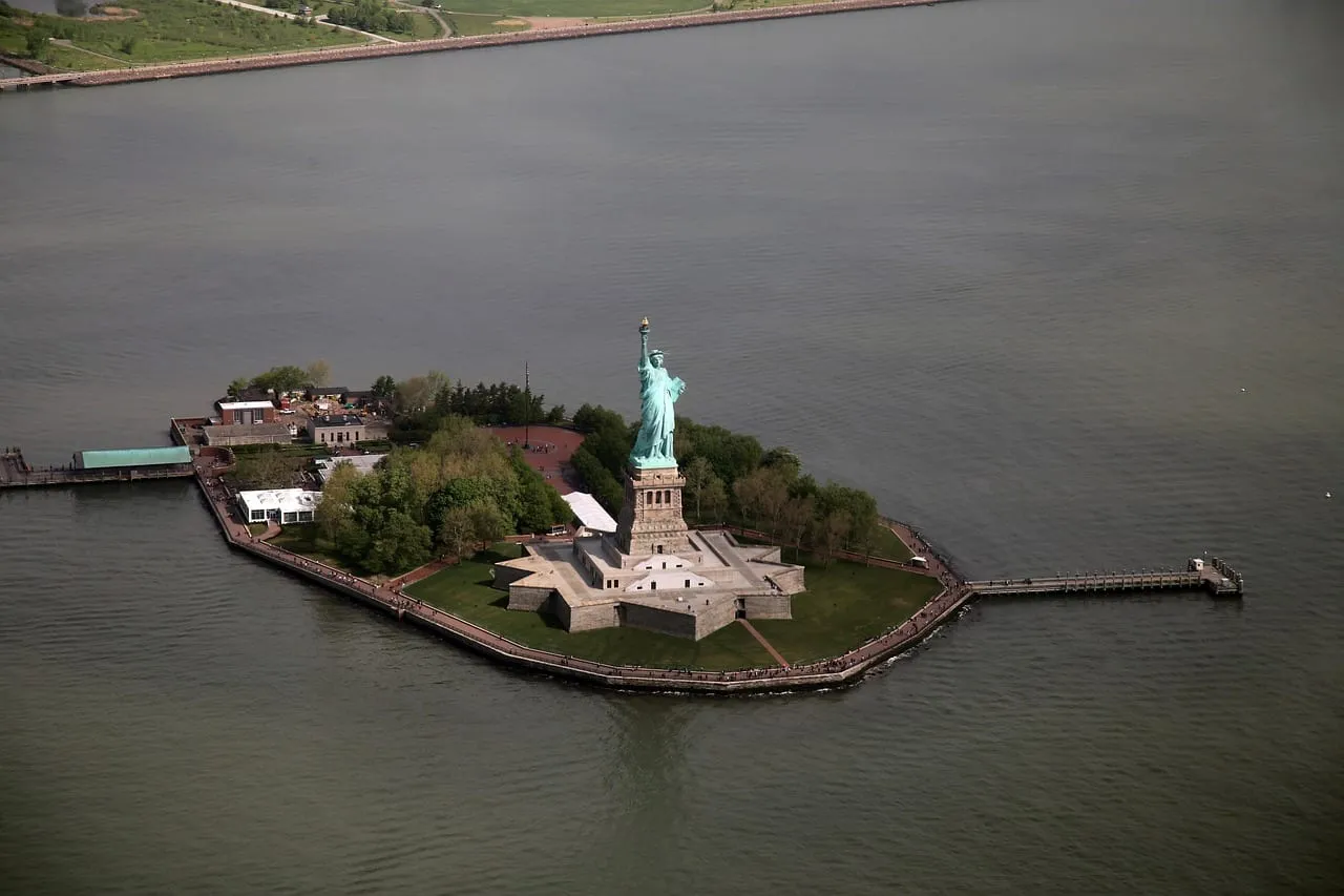 Liberty Island aus der Luft, mit der Statue auf ihrem sternförmigen Sockel