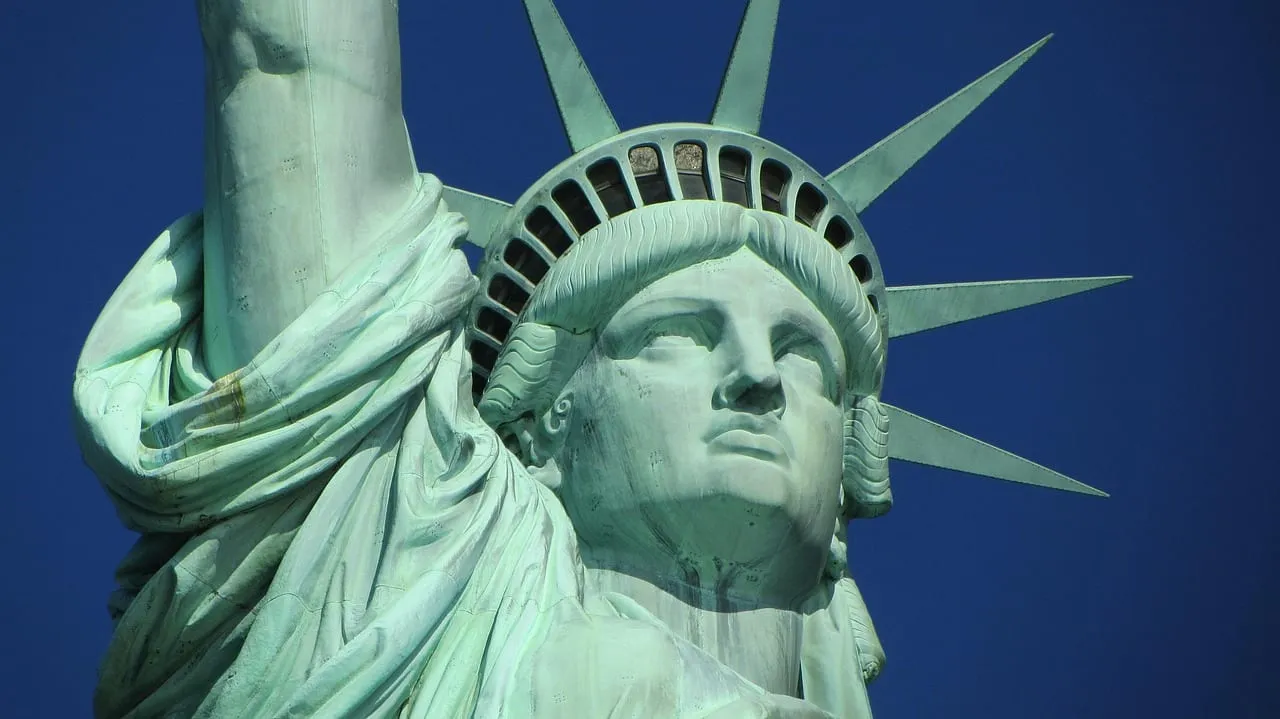 Gesicht und Krone der Statue vor blauem Himmel