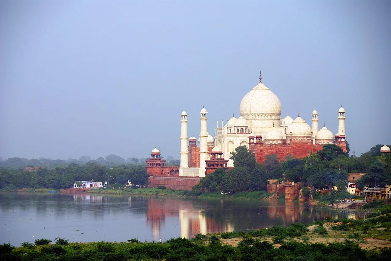 Das Taj Mahal am anderen Ufer der Yamuna, mit seiner Moschee aus rotem Sandstein