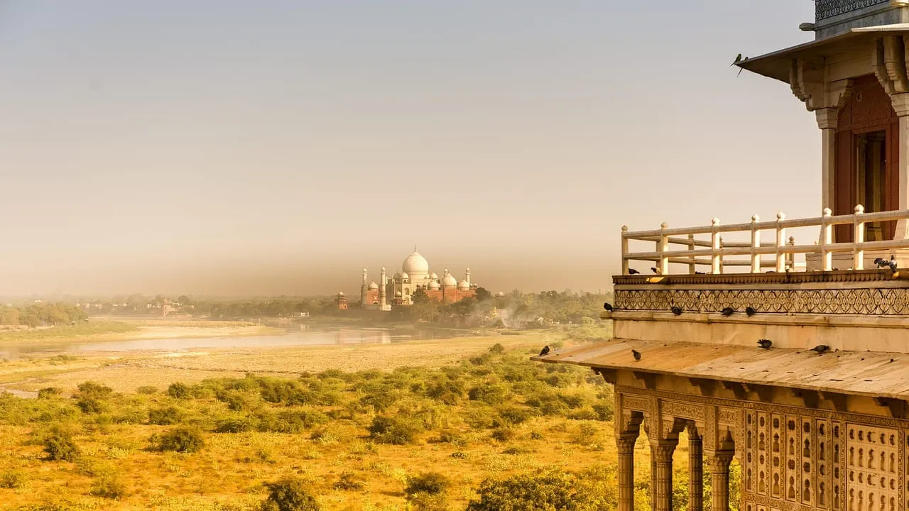 Das Taj Mahal im Dunst, von einem Balkon am anderen Flussufer aus gesehen