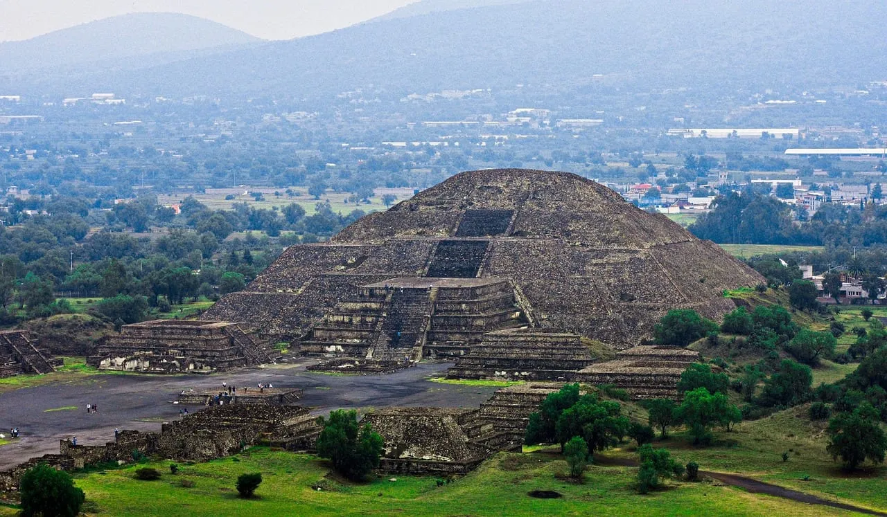 Die Mondpyramide über ihrem Platz