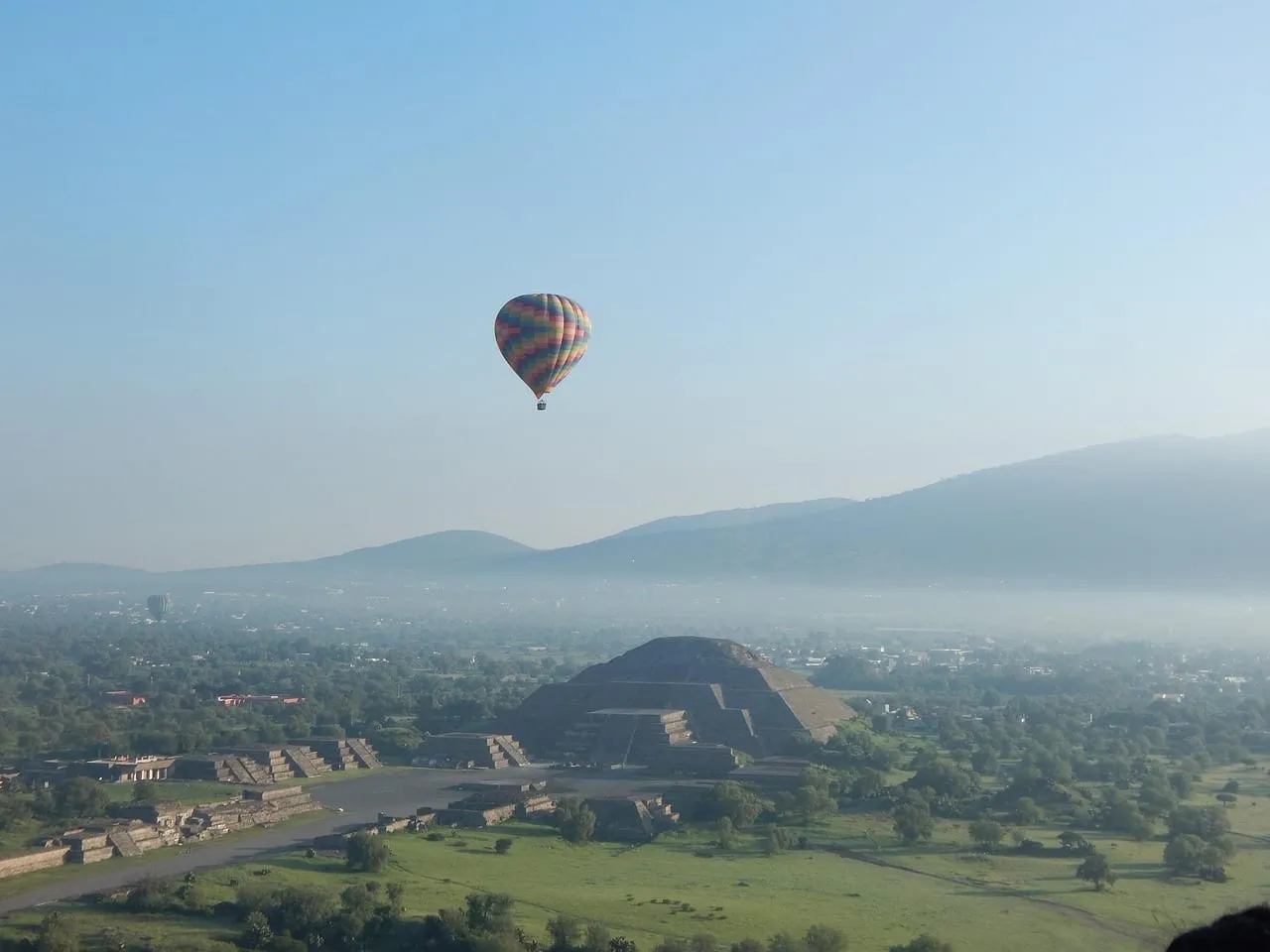 Ein Heißluftballon über den Pyramiden im Morgengrauen