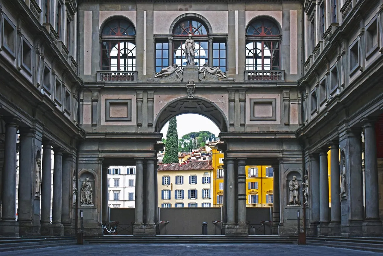 Der Bogen am Ende des Uffizien-Hofs, dahinter Gebäude am anderen Arnoufer