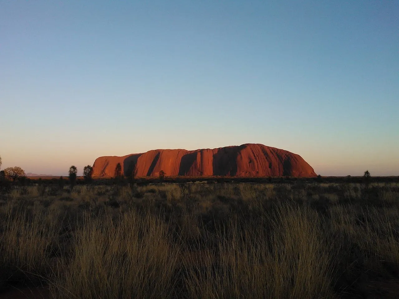 Der Uluru als Silhouette in der Abenddämmerung