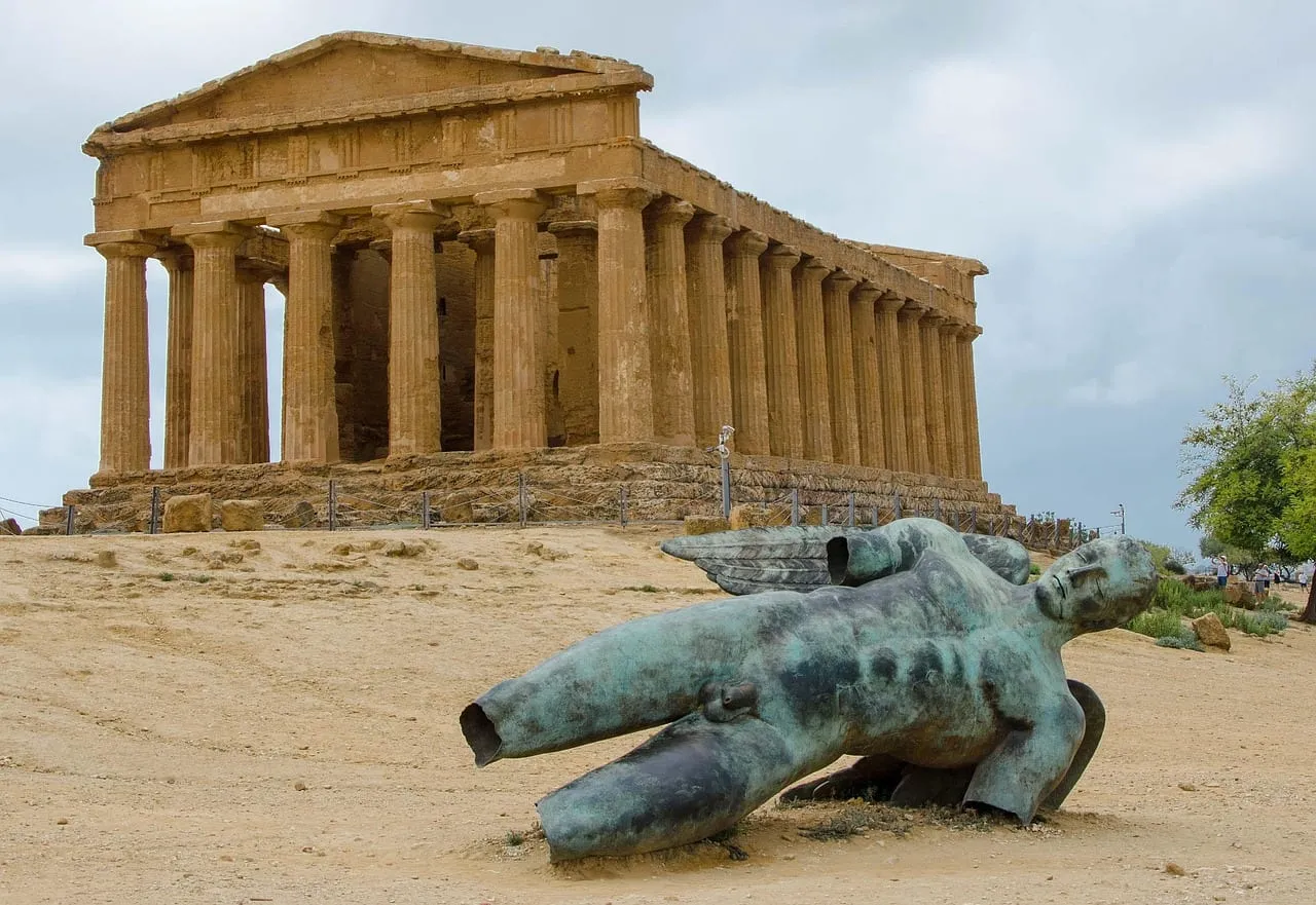 Eine gestürzte Bronzefigur vor dem Concordia-Tempel