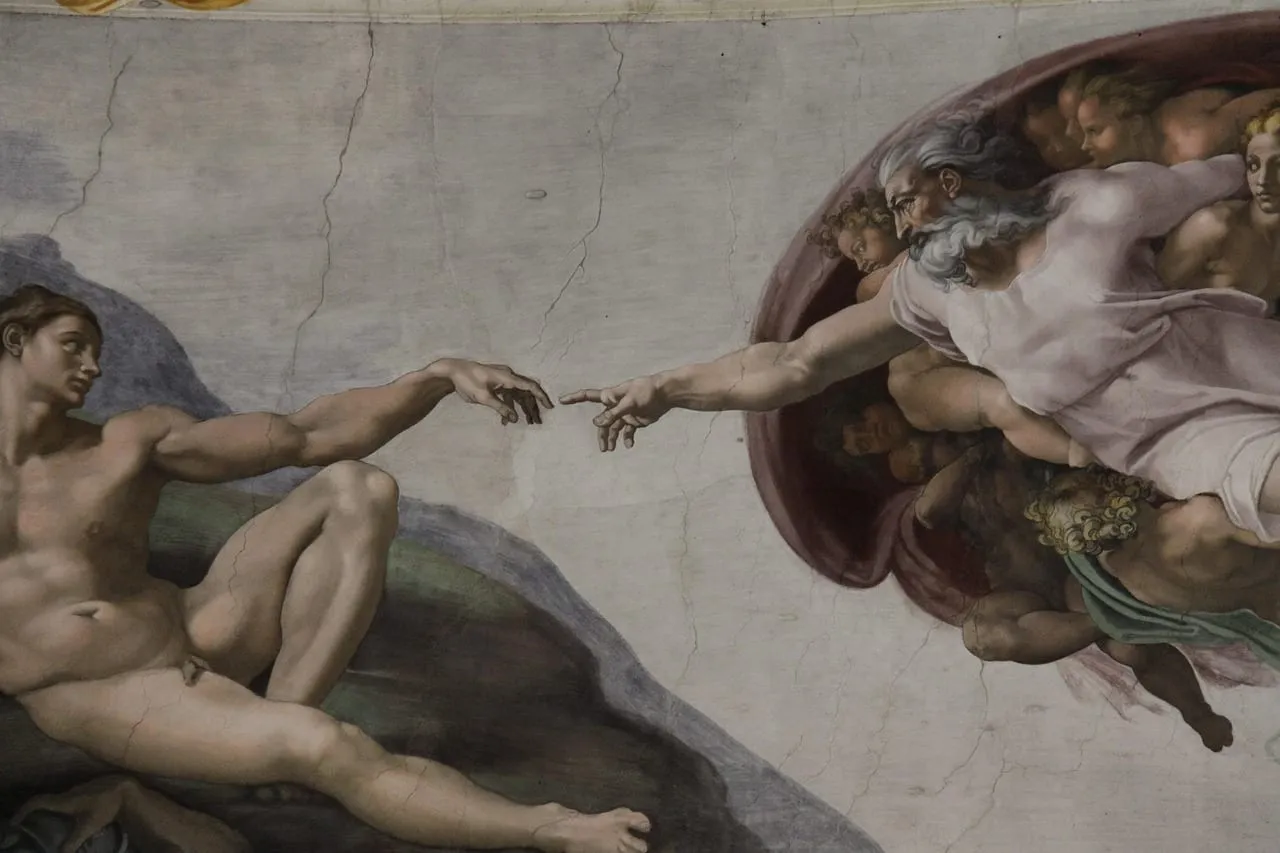 Michelangelos Erschaffung Adams an der Decke der Sixtinischen Kapelle