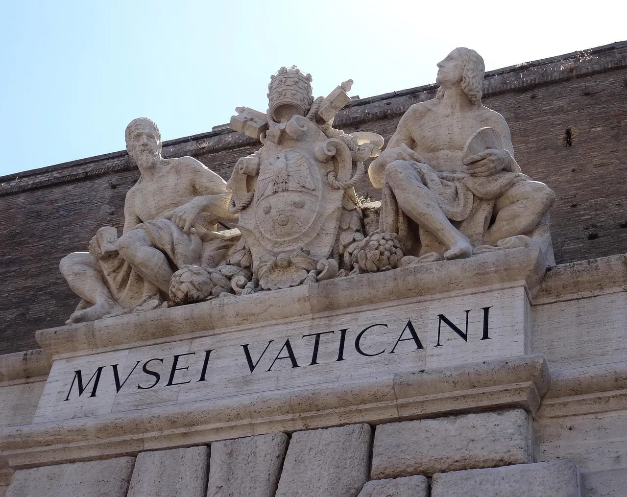 Skulpturen über dem Eingang der Musei Vaticani
