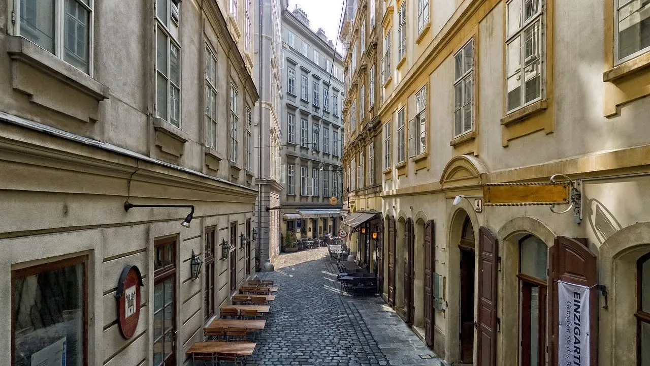 Eine schmale gepflasterte Gasse zwischen alten Häusern in der Wiener Innenstadt