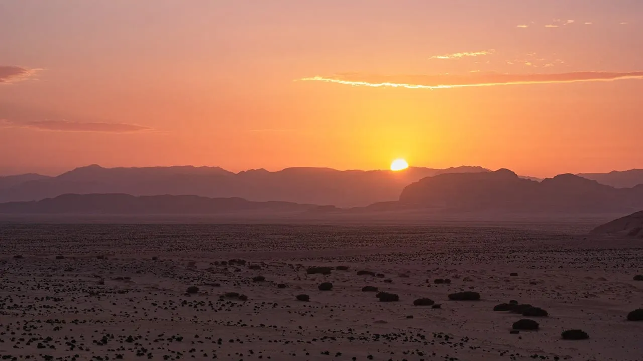 Sonnenuntergang über den Wüstenbergen